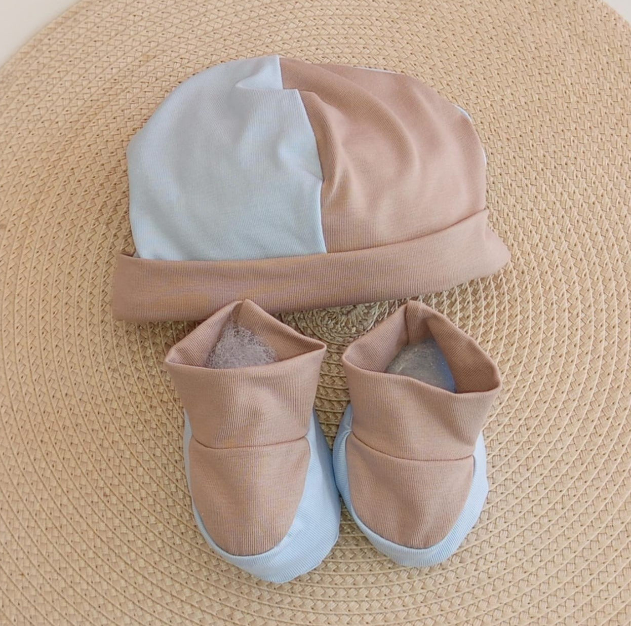 set copricapo e scarpine new born Hophoplà