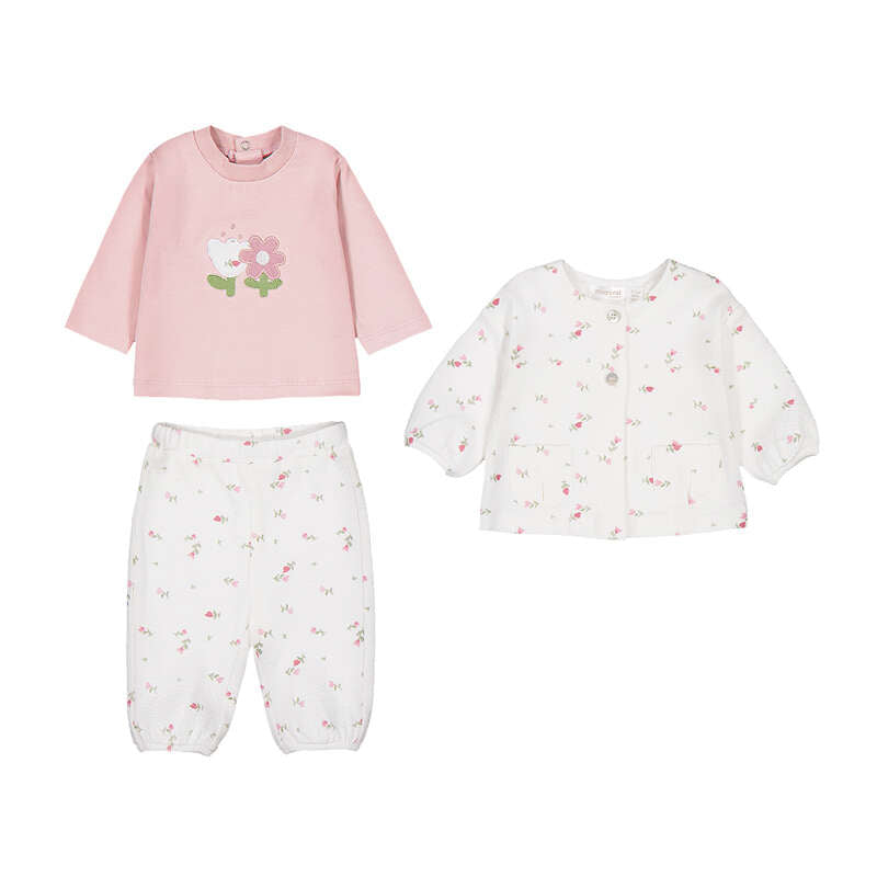 Set 3 pezzi neonata Mayoral: maglia rosa con gattino e fiore, giacchino bianco floreale e pantaloni bianchi coordinati