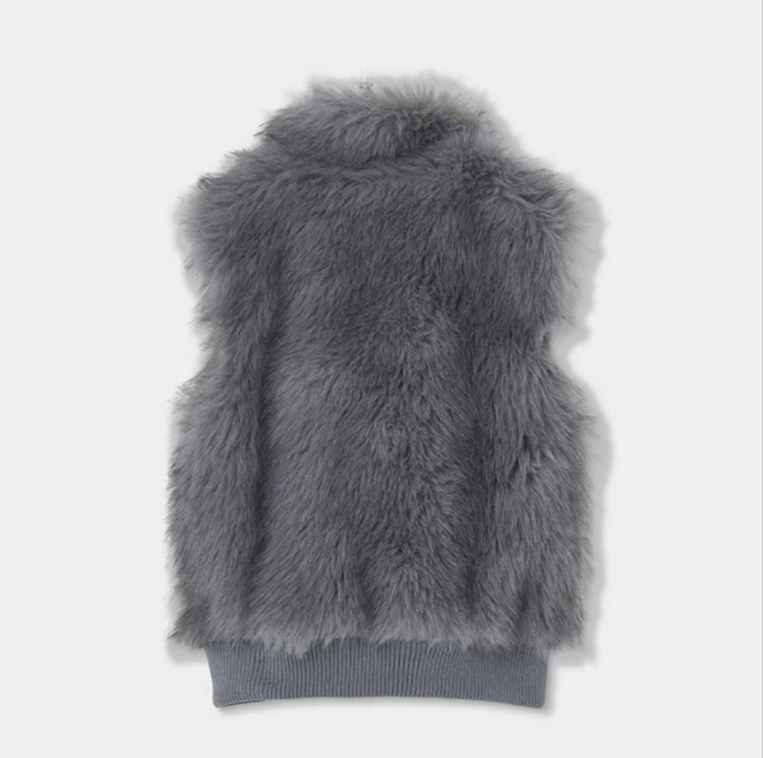 Gilet grigio soffice senza maniche